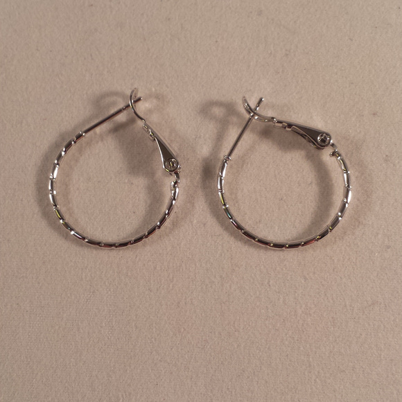 18k White Gold Carved Hoop Earrings 20mm .78" - Picture 3 of 4
